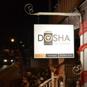 Galerie DOSHA, enseigne