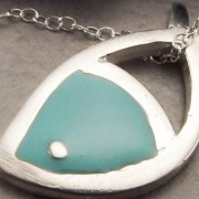 Collier avec pendentif poisson par Ruby & Flint