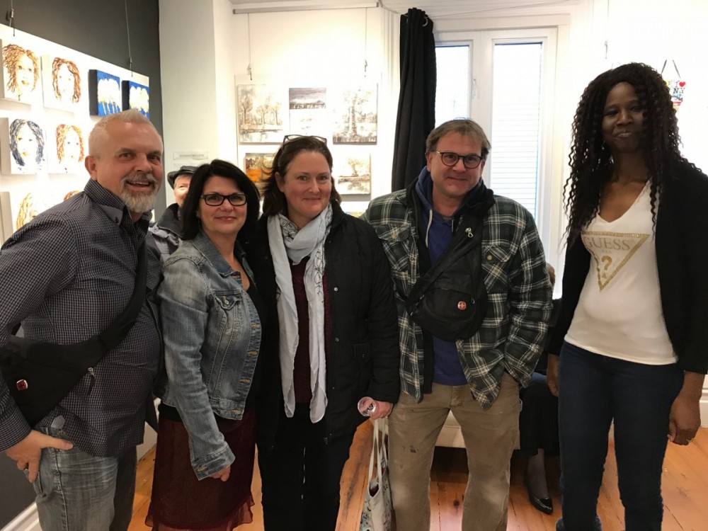 Artiste-exposante Marie-Claude Brillon avec ses amis